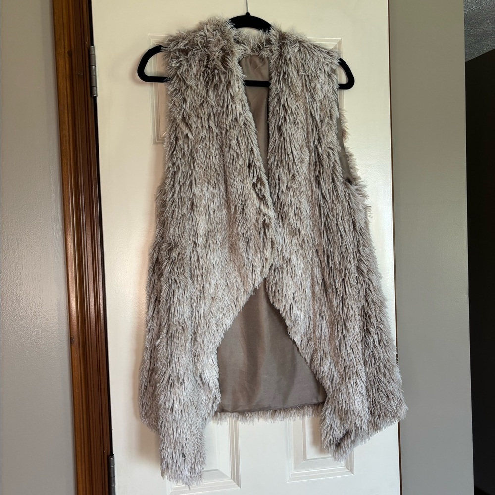 🌟NWOT🌟Chic Gray Faux Fur Vest